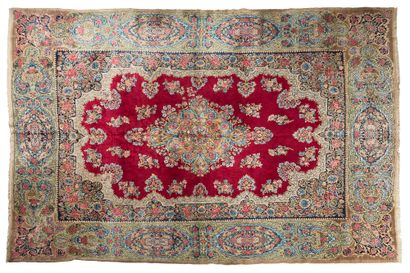 null KIRMAN carpet (Iran), 2nd third of the 20th century

Dimensions : 400 x 290cm.

Technical...