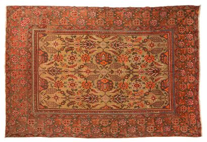 null MIRZAPOUR carpet (India), late 19th century

Dimensions : 380 x 270cm.

Technical...