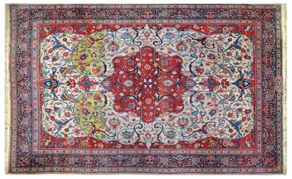 null Important TABRIZ carpet signed (Persia), Early 20th century

Dimensions : 470...