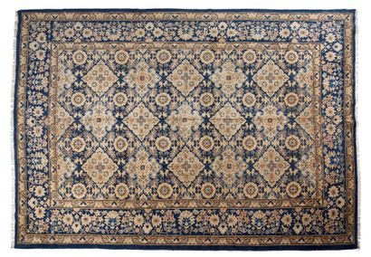 null YARKAND carpet (Central Asia), late 19th century

Dimensions : 310 x 225cm.

Technical...