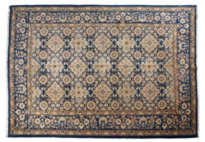 null Tapis YARKAND (Asie Centrale), fin du 19e siècle

Dimensions : 310 x 225cm.

Caractéristiques...