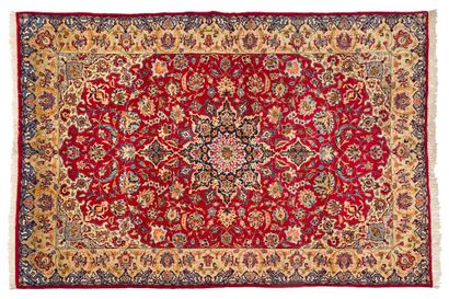 null ISPAHAN carpet (Persia), mid 20th century

Dimensions : 310 x 211cm.

Technical...