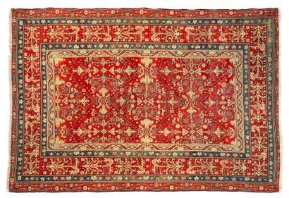 null AGRA carpet (India), late 19th century

Dimensions : 287 x 193cm.

Technical...