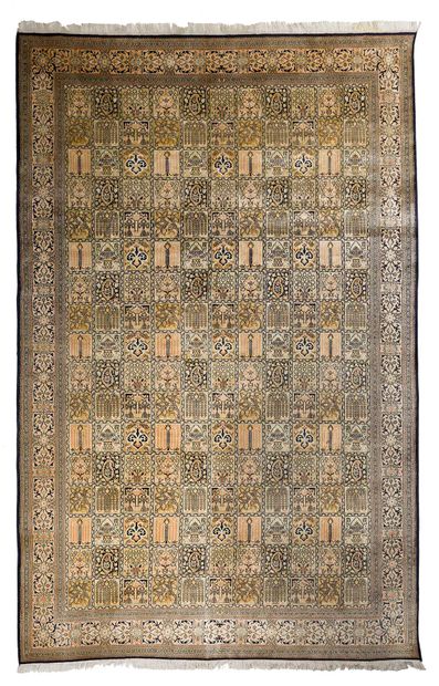 null PENJAB carpet (India), 3rd third of the 20th century

Dimensions : 310 x 213cm.

Technical...