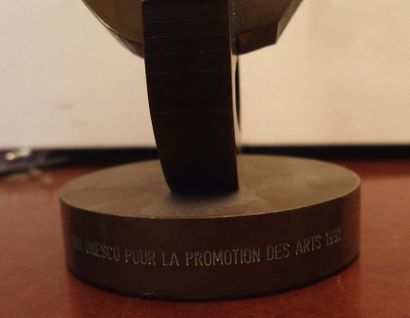 null *Minoru KANO(1930-2007)

" Prix Unesco " pour la promotion des Arts, 1992

Bronze...