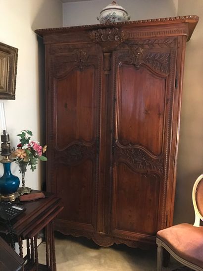 null *Armoire rustique en bois naturel