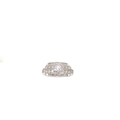 null BAGUE en or gris (750‰) sertie de petits diamants brillants et baguettes.

Poids...