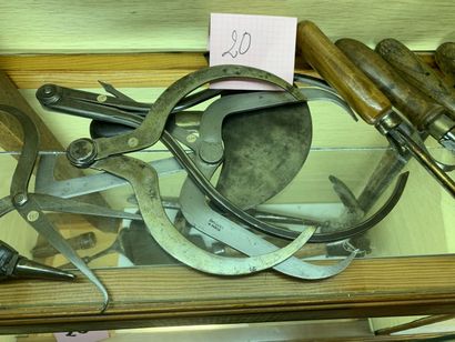 null Lot d'outils

. Rare marteau de cheminot complété d'une gouge et dont la tête...