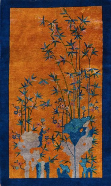 Très original tapis Chine ancien  
1 ère...