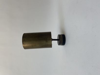 Petite applique PARSCOTT publisher. 

Small cylindrical brass LAMP.

25 x 10 cm.