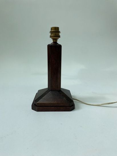Lampe pyramidale Art Déco 1930s.

LAMP in wood with pyramidal base and body of square...