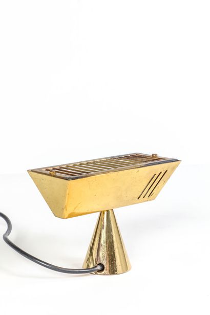 Travail ITALIEN, lampe à poser. Interesting halogen STANDARD LAMP in brass. Foot...