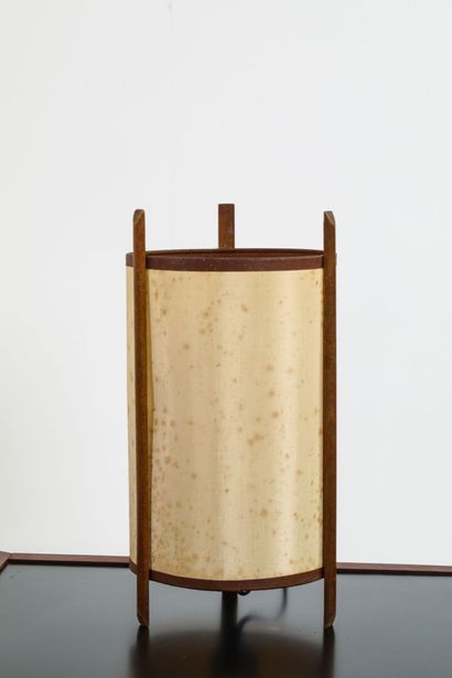 LAMPE tripode, vers 1960. Dans le goût de Isamu NOGUCHI, vers 1960. 

LAMPE de table...