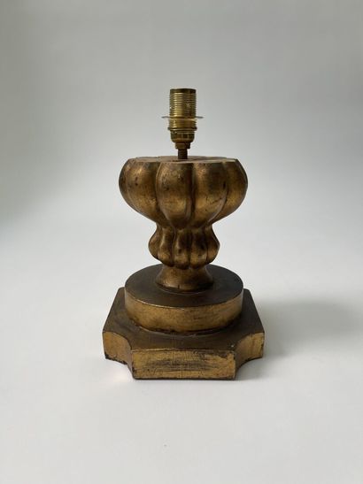 Petite lampe à poser en bois doré. LAMP to be posed in gilded wood.

35 x 16 cm.