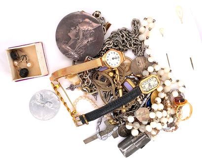 LOT de bijoux LOT DE BIJOUX comprenant:

-une montre bracelet de dame en or (750‰)....