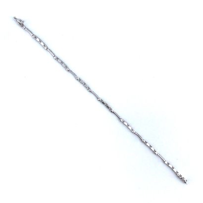 Bracelet BRACELET ligne en or gris (750‰) serti de vingt huit petits diamants taille...