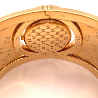 GUCCI GUCCI, modèle Twirl 

BRACELET MONTRE manchette en or (750‰), lunette ronde...