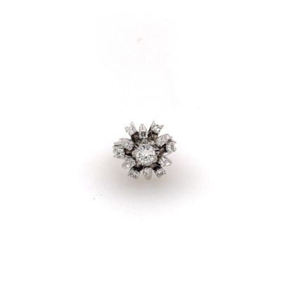 *Bague *BAGUE en or gris (750‰) ornée de petits diamants taille brillant formant...