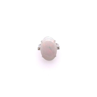 Bague BAGUE en or gris (750‰) ornée d'une importante opale ovale en serti griffe...