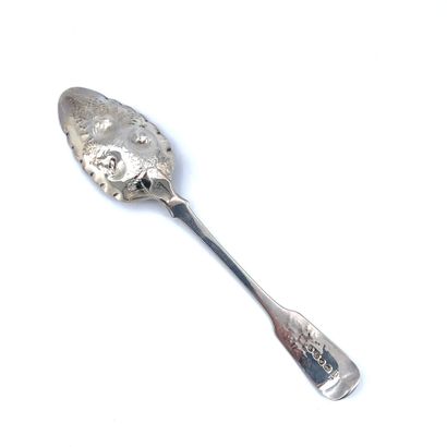 CUILLERE A BAIES CUILLERE A BAIES (berryspoon) en argent (925‰) à décor gravé et...