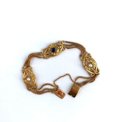 Bracelet BRACELET en or (750‰) à décor de trois chaînettes alternées de maillons...