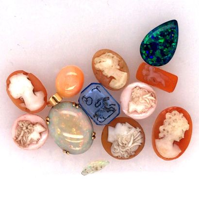 *LOT de gemmes diverses *LOT de gemmes diverses comprenant :

Perles, opales, doublet,...
