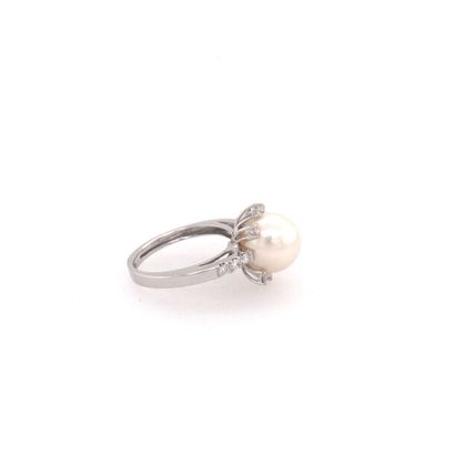 Bague BAGUE en or (750‰) ornée d'une importante perle et sertie de petits diamants...
