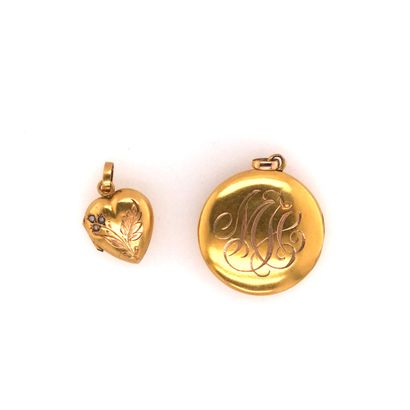 DEUX PENDENTIFS TWO GOLD PENDANTS (375 and 750‰) in the shape of a heart for one...