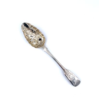 CUILLERE A BAIES CUILLERE A BAIES (berryspoon) en argent (925‰) à décor gravé et...