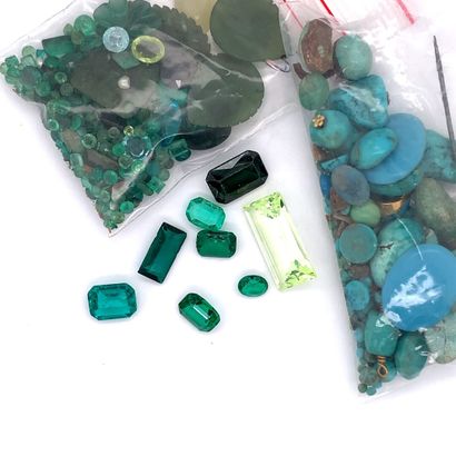 *LOT de pierres vertes facettées *LOT de pierres vertes facettées, cabochons ou plaquettes...