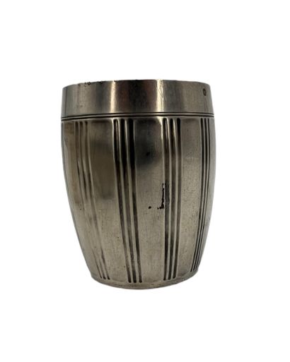 * TIMBALE en argent * TIMBALE in silver 950°/°°, with decoration of stripes.

Art...
