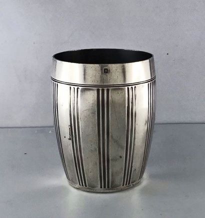 * TIMBALE en argent * TIMBALE in silver 950°/°°, with decoration of stripes.

Art...