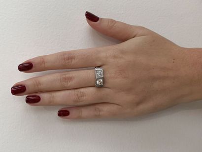 BAGUE en or gris, platine et diamants White gold and platinum (750‰) ring set with...
