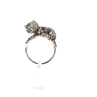 BAGUE en or, diamants et grenats tsavorite White gold ring (750‰) forming a cat on...