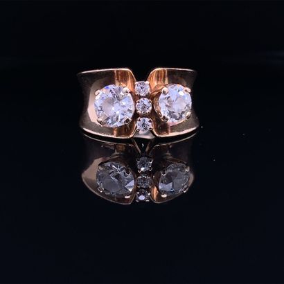 Bague en Or et Diamants Gold ring (585‰) set with two main old-cut diamonds and centered...