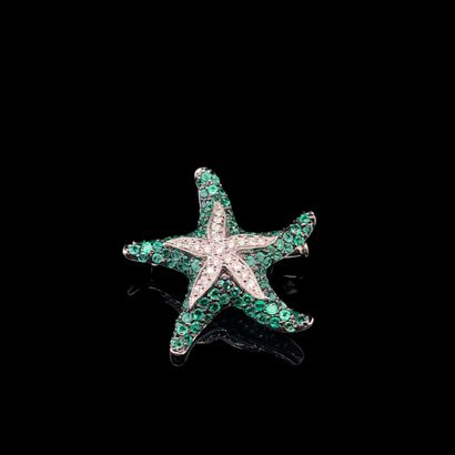 BROCHE PENDENTIF "étoile de mer" en or gris, émeraudes et diamants White gold (750‰)...