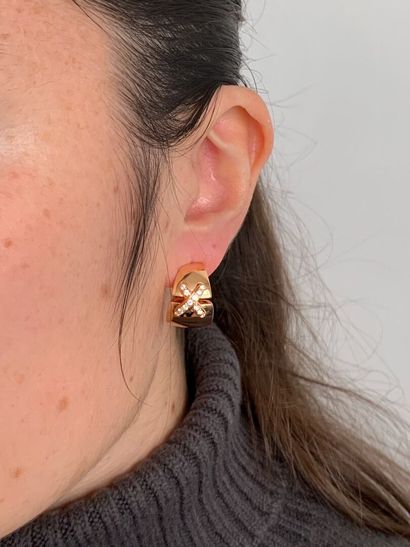 CHAUMET Paire de Boucles d'oreilles CHAUMET

Pair of pink gold (750‰) "Liens" EAR...