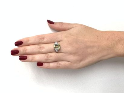 BAGUE en or gris, tourmaline et diamants White gold (750‰) ring set with a claw-set...