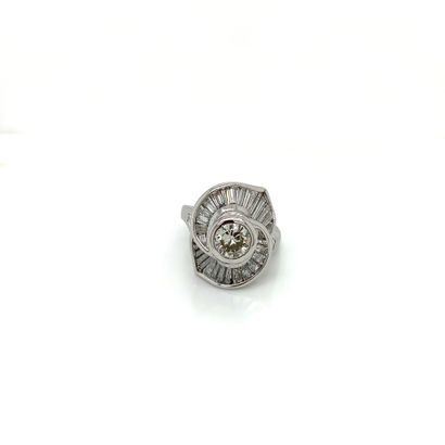 BAGUE en or gris et diamants White gold (750‰) ring centered with a round brilliant...