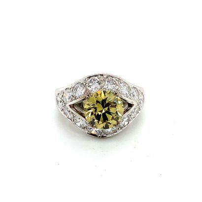 BAGUE en or gris et diamant vert-jaune White gold (750‰) ring set with a rare green-yellow...