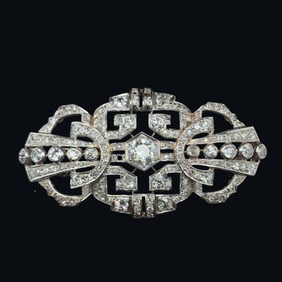 BROCHE en or gris et diamants BROCHE en or gris (750‰) et platine (850‰) ornée centrée...