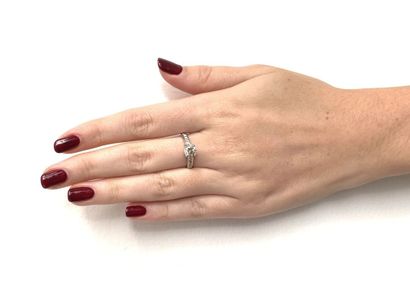 BAGUE en or gris et diamants White gold (750‰) solitaire ring set with a claw-set...