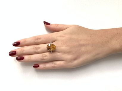 BAGUE en or, citrine et diamants Gold ring (750‰) set with a claw-set citrine shouldered...