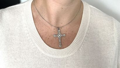 PENDENTIF croix en platine et diamants Platinum (750‰) cross pendant set with brilliant-cut...