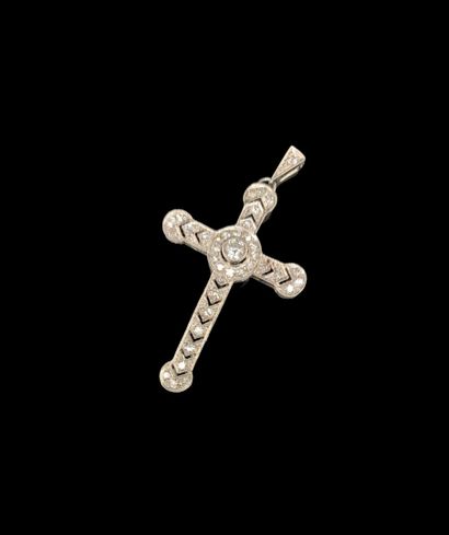 PENDENTIF croix en platine et diamants Platinum (750‰) cross pendant set with brilliant-cut...