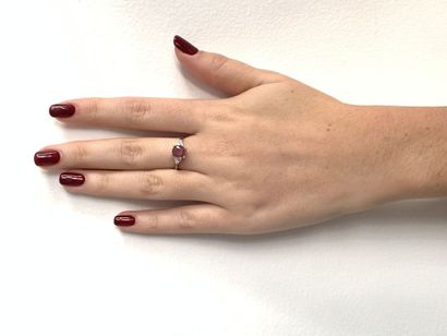 BAGUE en or gris, saphir rose et diamants White gold ring (750‰) set with a round...