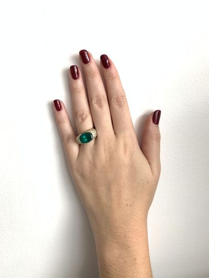 Bague Gold ring (750‰) set with a large faceted oval emerald in a half-closed setting...