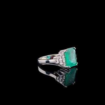 BAGUE en or gris, émeraude et diamants White gold ring (750‰) set with a claw-set...