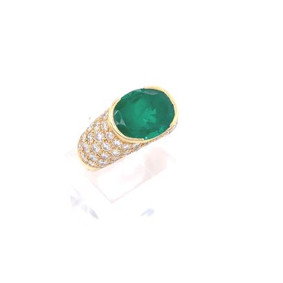 Bague Gold ring (750‰) set with a large faceted oval emerald in a half-closed setting...