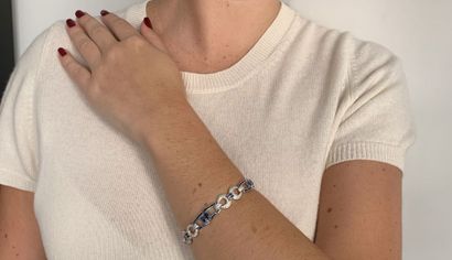 BRACELET en or gris, saphirs et diamants BRACELET in white gold (750‰) with geometric...